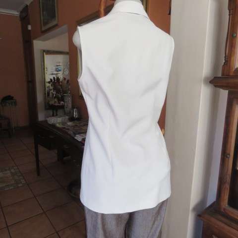Beatiful beige sleeceless jacket closing with 2 buttons on front. Size 34/10 by INWEAR. New cond.