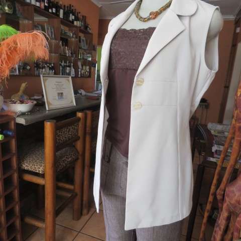 Beatiful beige sleeceless jacket closing with 2 buttons on front. Size 34/10 by INWEAR. New cond.
