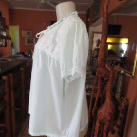 Dainty night jacket in very pale turquoise colour.By KELS in size 36/12. Loose fit. In dacron fabric