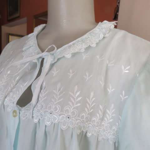 Dainty night jacket in very pale turquoise colour.By KELS in size 36/12. Loose fit. In dacron fabric