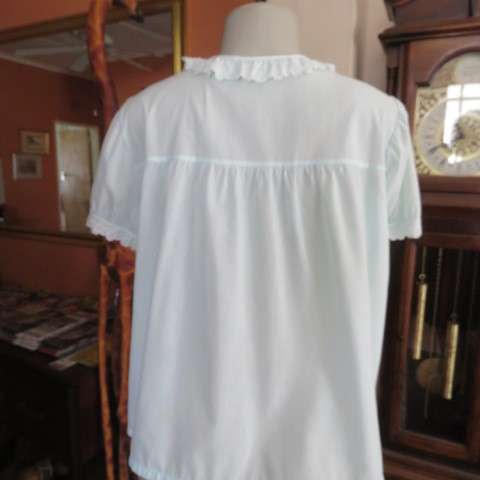Dainty night jacket in very pale turquoise colour.By KELS in size 36/12. Loose fit. In dacron fabric