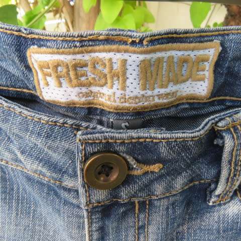 Ultra sexy denim shorts in size 30/6 by FRESH MADE. Distressed look in cotton with some stretch.