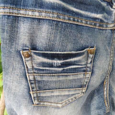 Ultra sexy denim shorts in size 30/6 by FRESH MADE. Distressed look in cotton with some stretch.