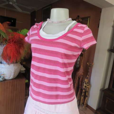 Sexy little capped sleeve top in horizontal stripes in pinks.Scooped neckline. Size 32/8.As new