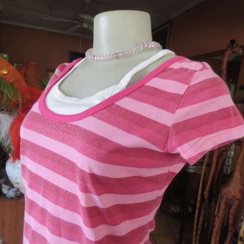 Sexy little capped sleeve top in horizontal stripes in pinks.Scooped neckline. Size 32/8.As new