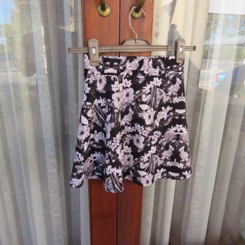 Pretty skater skirt in black and white floral pattern. Wide elastic waist for 9 to 10 years old girl