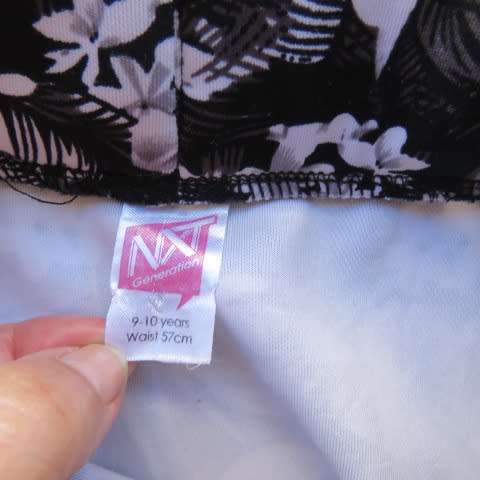 Pretty skater skirt in black and white floral pattern. Wide elastic waist for 9 to 10 years old girl