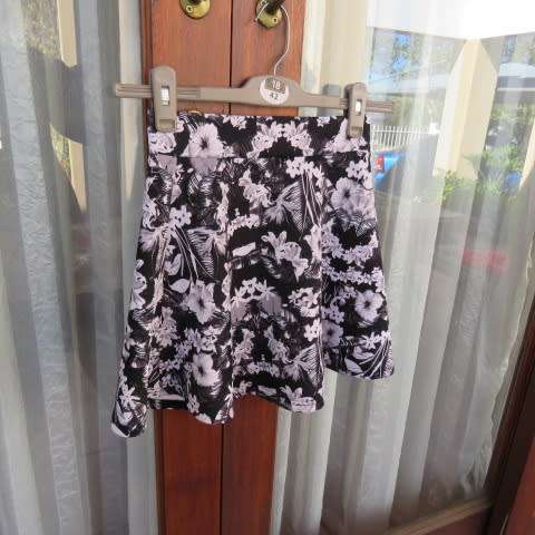 Pretty skater skirt in black and white floral pattern. Wide elastic waist for 9 to 10 years old girl