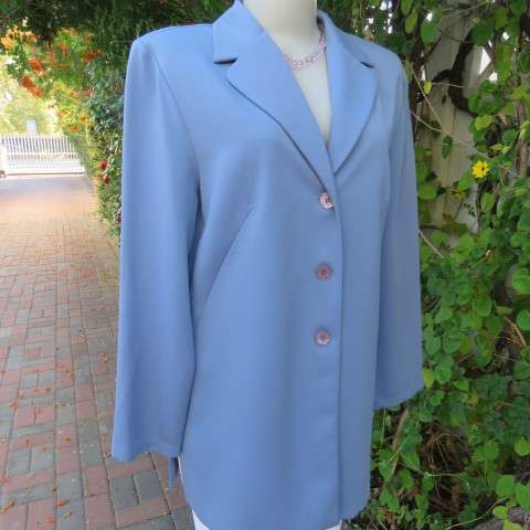 Fabulous light cobalt blue long sleeve jacket in size 38/14 by 'Foshini'. In 100% polyester.
