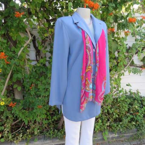 Fabulous light cobalt blue long sleeve jacket in size 38/14 by 'Foshini'. In 100% polyester.