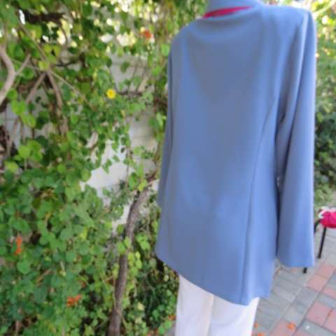 Fabulous light cobalt blue long sleeve jacket in size 38/14 by 'Foshini'. In 100% polyester.