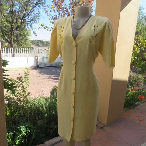 Top of the line corn colour vintage dress by 'Shelley' in size 37/13. As new.