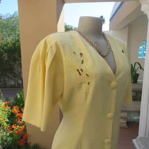 Top of the line corn colour vintage dress by 'Shelley' in size 37/13. As new.