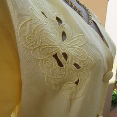 Top of the line corn colour vintage dress by 'Shelley' in size 37/13. As new.