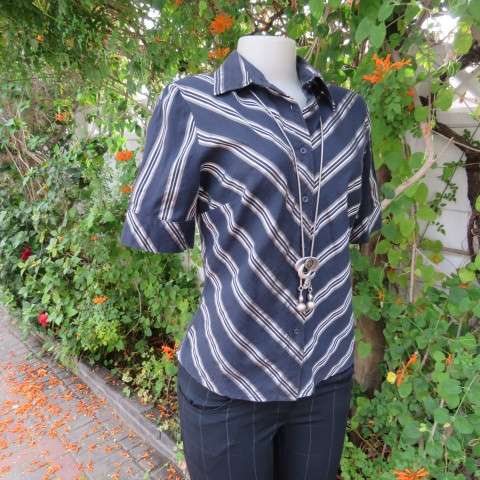 EXACT diagonal striped short sleeve top in black and cream. In size 32.