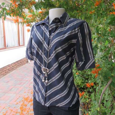 EXACT diagonal striped short sleeve top in black and cream. In size 32.
