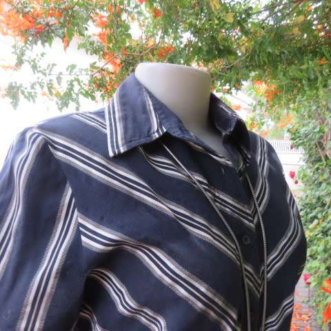 EXACT diagonal striped short sleeve top in black and cream. In size 32.