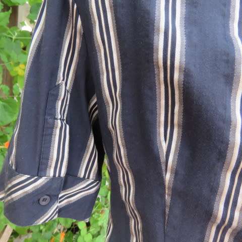 EXACT diagonal striped short sleeve top in black and cream. In size 32.