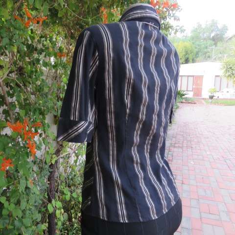 EXACT diagonal striped short sleeve top in black and cream. In size 32.
