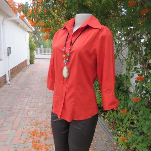 Bright sangria red button down top in size 34/10 by INSYNC.Shirt collar.In stretch cotton.