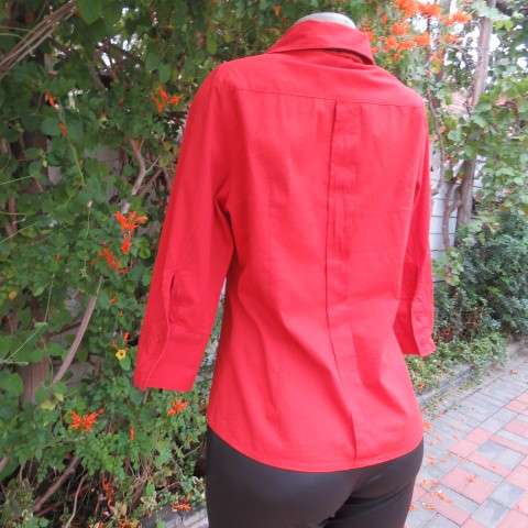 Bright sangria red button down top in size 34/10 by INSYNC.Shirt collar.In stretch cotton.