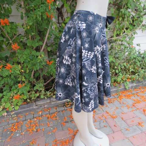 Pretty skater skrt in dark navy with white floral pattern.Yoked style waistband. Size 36/12.As new