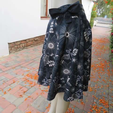 Pretty skater skrt in dark navy with white floral pattern.Yoked style waistband. Size 36/12.As new