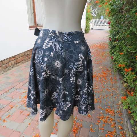 Pretty skater skrt in dark navy with white floral pattern.Yoked style waistband. Size 36/12.As new