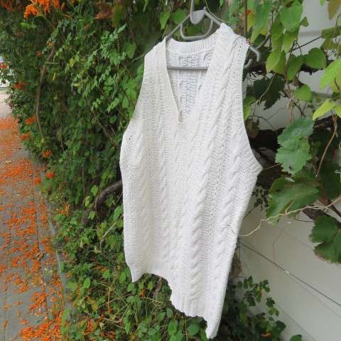Handy off white handknitted men's pullover in cable knit. Done in acrylic yarn. Size Medium