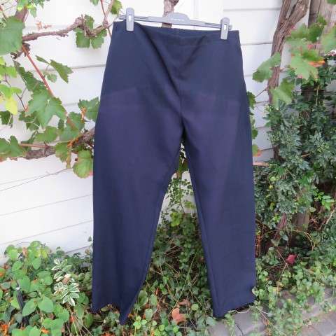 Smart and comfy navy pants with flat front and elasticated back by DUCHESS in size 46/22