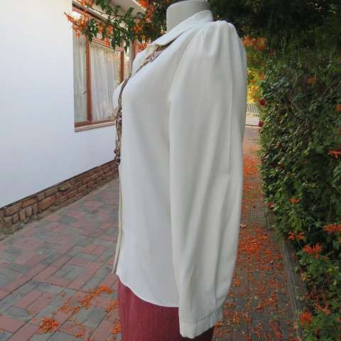 Amazing cream vintage button down top with embroidered shirt collar by SHELLEY size 34/10