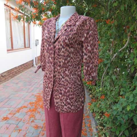 Pretty animal print top in brown colours by Kelso in size 34/10. Button down front with open collar.