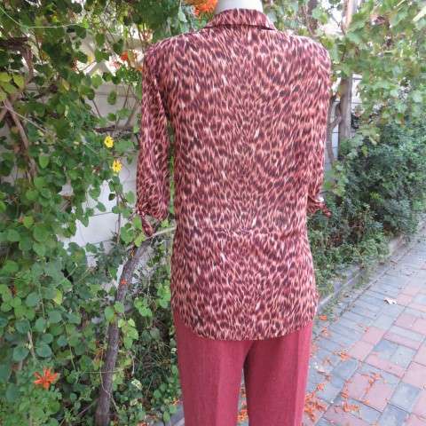 Pretty animal print top in brown colours by Kelso in size 34/10. Button down front with open collar.