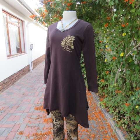 Adorable choc. brown long asymetrical top in 100% cotton with golden ROXY logo. Size 32/34
