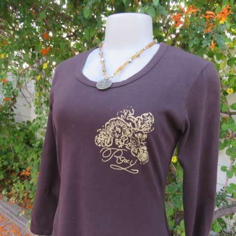 Adorable choc. brown long asymetrical top in 100% cotton with golden ROXY logo. Size 32/34