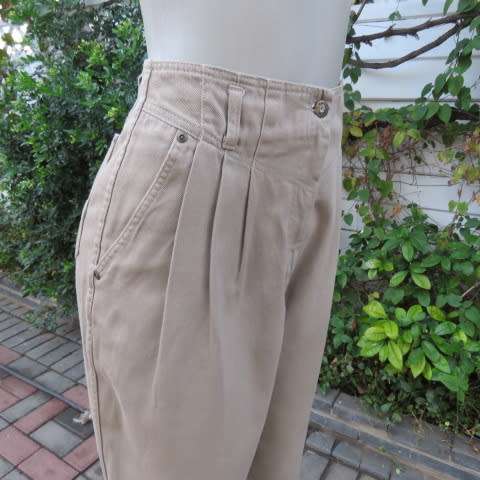 High waisted vintage pants in 100% heavy khaki colour cotton. Size 40/16 by BARRINGTON. As new