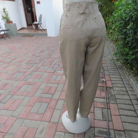 High waisted vintage pants in 100% heavy khaki colour cotton. Size 40/16 by BARRINGTON. As new