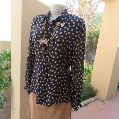 Absolute stunning long sleeve blouse from Germany in size 38/14 in navy with golden leaves. New cond