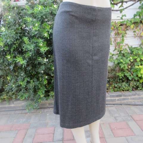 Versatile A-line skirt in grey vertical pattern in jersey. Flat front.Elasticated back.Size 42/18