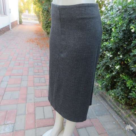 Versatile A-line skirt in grey vertical pattern in jersey. Flat front.Elasticated back.Size 42/18