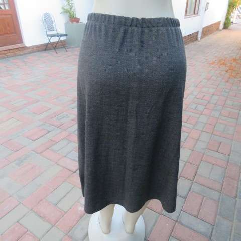 Versatile A-line skirt in grey vertical pattern in jersey. Flat front.Elasticated back.Size 42/18