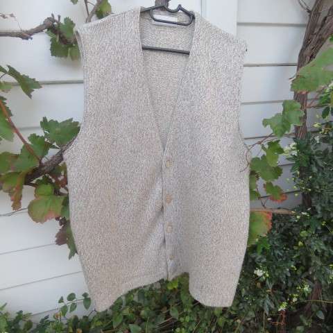 Handsome men's knitted waistcoat in mottled beige and ecru colours. Button down. Size L by Woolworth