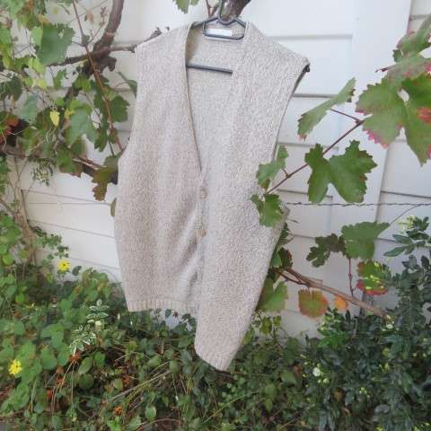 Handsome men's knitted waistcoat in mottled beige and ecru colours. Button down. Size L by Woolworth