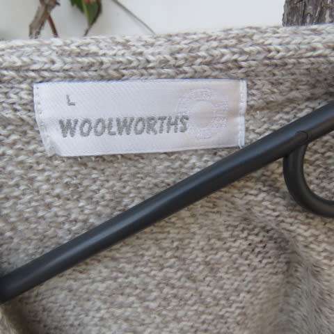 Handsome men's knitted waistcoat in mottled beige and ecru colours. Button down. Size L by Woolworth