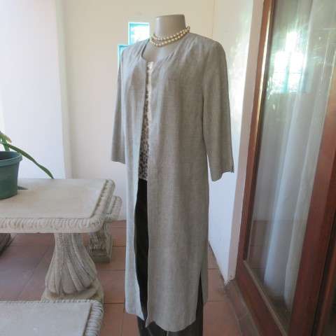 Stylish cover-up coat in olive green and white mottled patterned linen/polyester fabric.Size 36/12