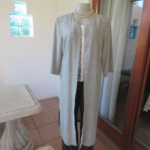 Stylish cover-up coat in olive green and white mottled patterned linen/polyester fabric.Size 36/12