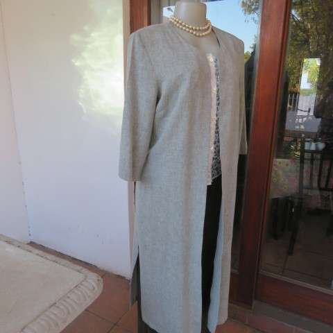 Stylish cover-up coat in olive green and white mottled patterned linen/polyester fabric.Size 36/12