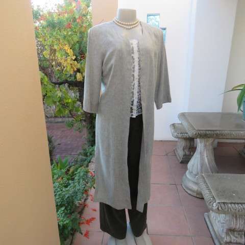 Stylish cover-up coat in olive green and white mottled patterned linen/polyester fabric.Size 36/12