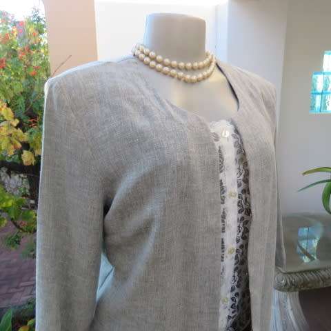 Stylish cover-up coat in olive green and white mottled patterned linen/polyester fabric.Size 36/12