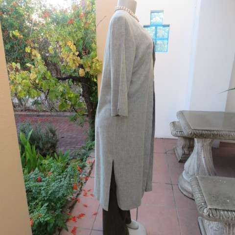 Stylish cover-up coat in olive green and white mottled patterned linen/polyester fabric.Size 36/12